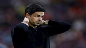 آرسنال يختتم الدوري الإنجليزي غائبًا عن خدمات مدربه مايكل أرتيتا فما السبب؟