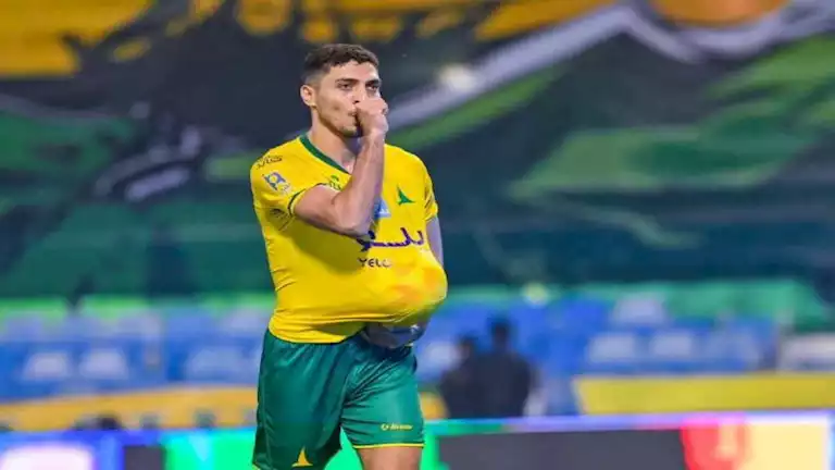 محمد شريف يرد بشكل