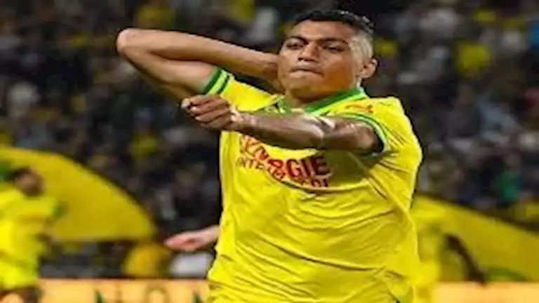 مصطفى محمد تحت الأضواء: