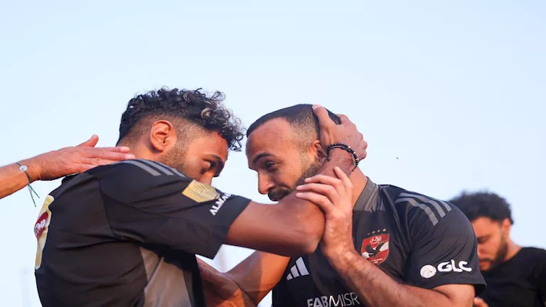 الأهلي يخرج برد قوي حول مستقبل أفشة وحسين الشحات في الفريق