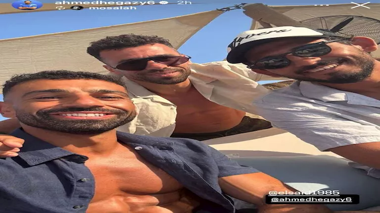 صلاح وأحمد حجازي يستعرضان مهاراتهما بمضرب التنس على شاطئ الساحل (فيديو)