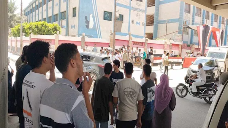 طلاب الثانوية العامة يحللون امتحان اللغة الإنجليزية 2025 وسط أجواء تنافسية مذهلة