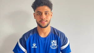 لاعب مصري يخطو نحو الدوري الإنجليزي الوطني بعد صفقة مثيرة للاهتمام