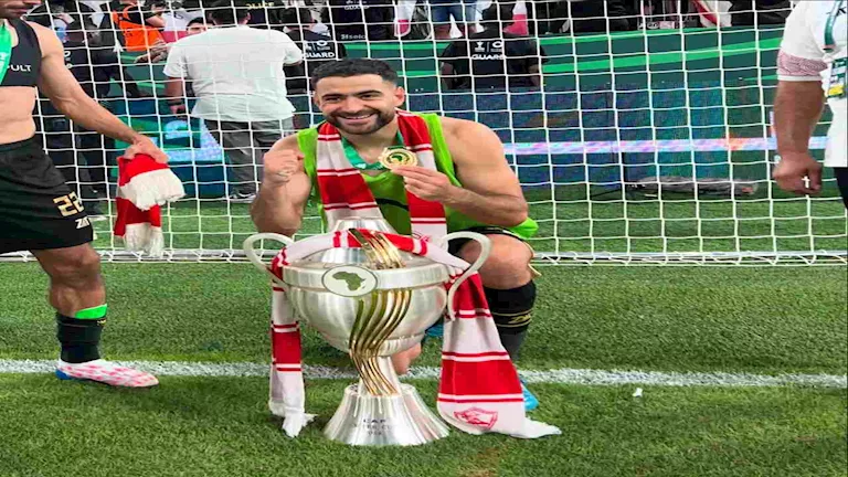 لاعبو الزمالك يلقون نظرة وداع مؤثرة على حمزة المثلوثي قبل الرحيل