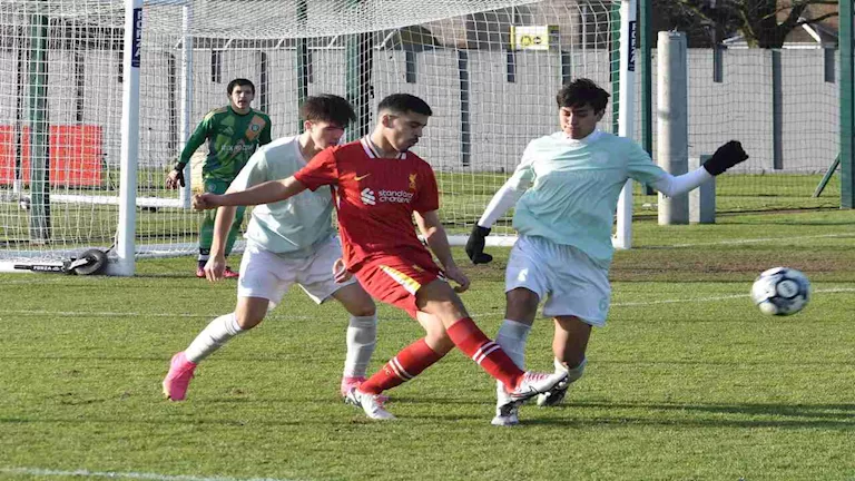 مدافع ليفربول يوضح لمصراوي الفرق بين اللاعبين المصريين والإنجليز بوضوح