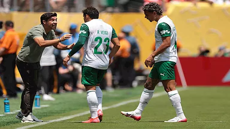 مدرب بالميراس يكشف عن موقف طريف مع مشجع بعد الفوز يحرج زوجته