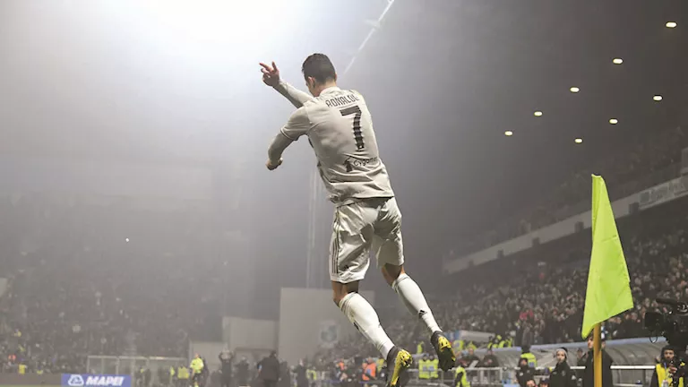 إصابة قوية للاعب برازيلي نتيجة احتفال رونالدو المثير في المباراة (فيديو)