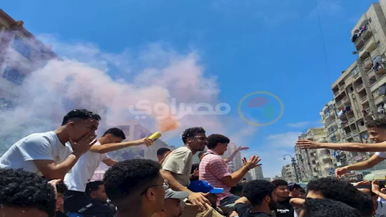 احتفالات مبهجة بإطلاق الألعاب النارية تهلّل بإنهاء الامتحانات في الإسكندرية