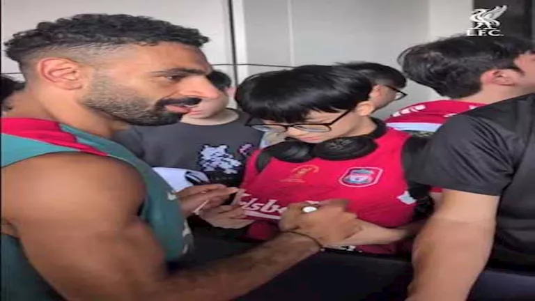 تدافع جماهير هونج كونج نحو محمد صلاح يظهر حماسًا غير مسبوق في الحدث