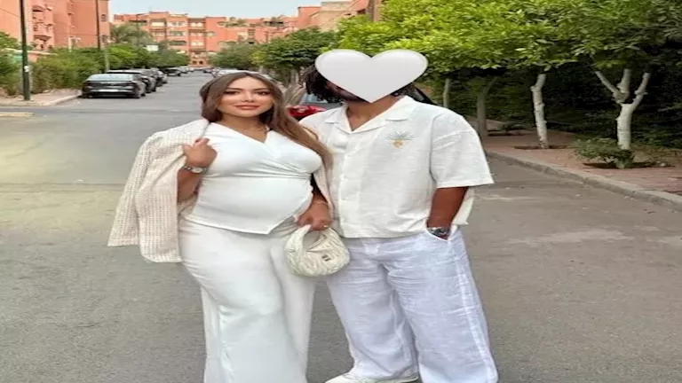 زوجة النني تشارك صورًا مؤثرة من أمام الكعبة وتوجه رسالة قوية للجميع