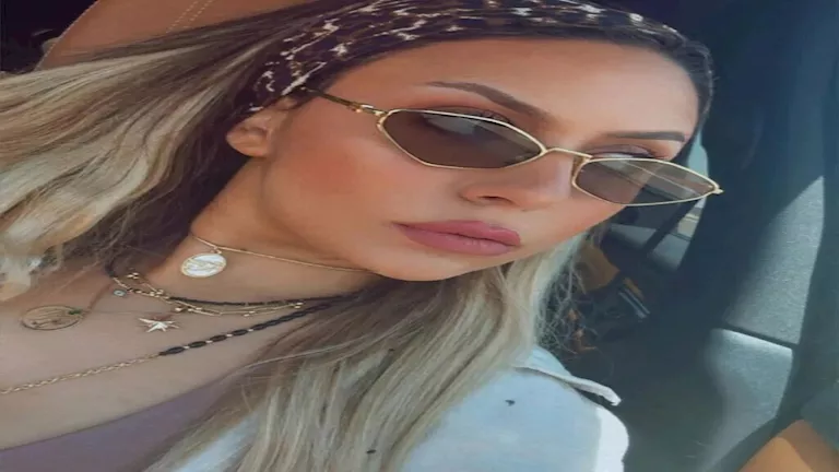 زوجة عمرو السولية تستمتع بأجواء الصيف على شاطئ البحر الساحر