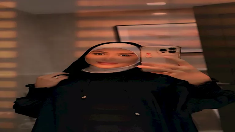 زوجة محمد النني تشارك صورًا رائعة بملابس الإحرام من الكعبة المشرفة