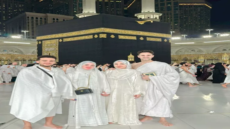صور مميزة لمصطفى فتحي وزوجته خلال أداء مناسك العمرة في السعودية