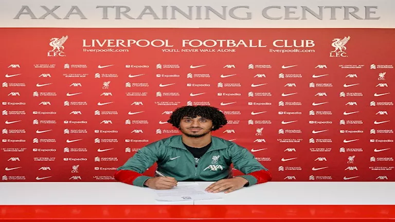 لاعب مصري شاب ينضم رسمياً إلى ليفربول بعقد احترافي مثير وجديد
