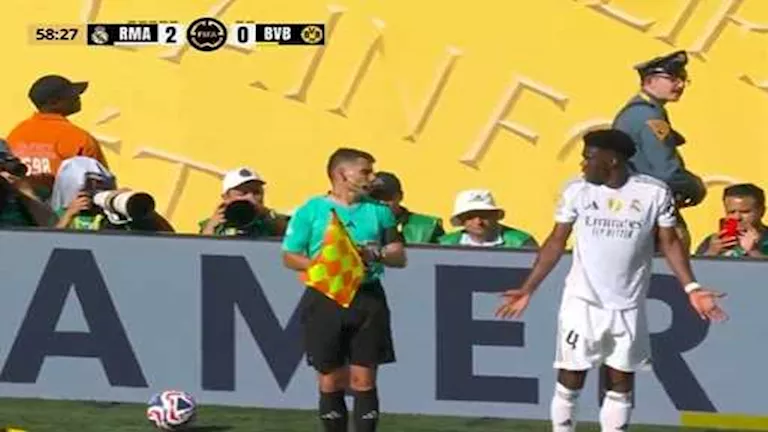 لقطة غريبة تسبب بها نجم ريال مدريد في مباراة دورتموند تثير الجدل بتسع صور