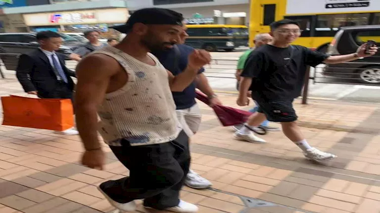 محمد صلاح يتسوق في هونج كونج ويقدم نداءً عاجلاً لأفشة ورسالة خاصة