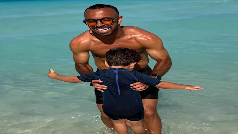 محمد مجدي أفشة يستمتع بأجمل اللحظات على الشاطئ مع ابنه الصغيرة