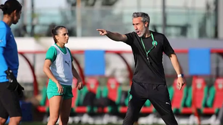 مدرب منتخب المغرب للسيدات: شخصية مثيرة للجدل تثير اهتمام المتابعين في الساحة الرياضية