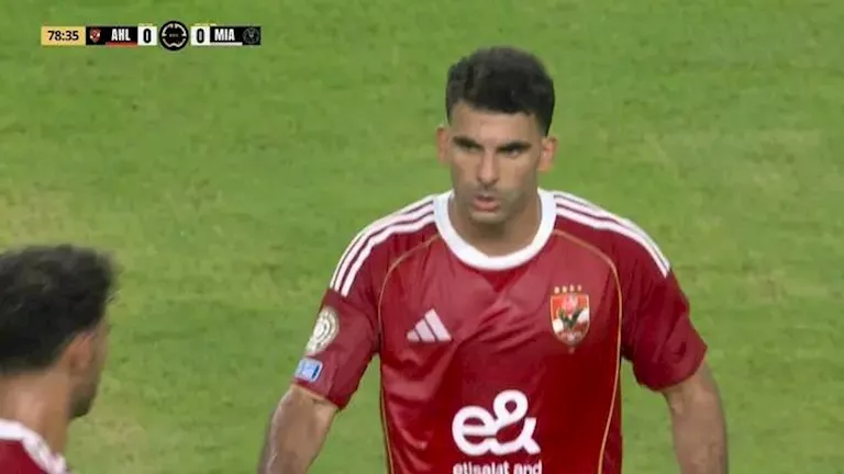 نجم الأهلي يؤكد لمصراوي: “زيزو يمثل ضربة قاسية لنادي الزمالك والخطأ الكبير يسأل عنه”