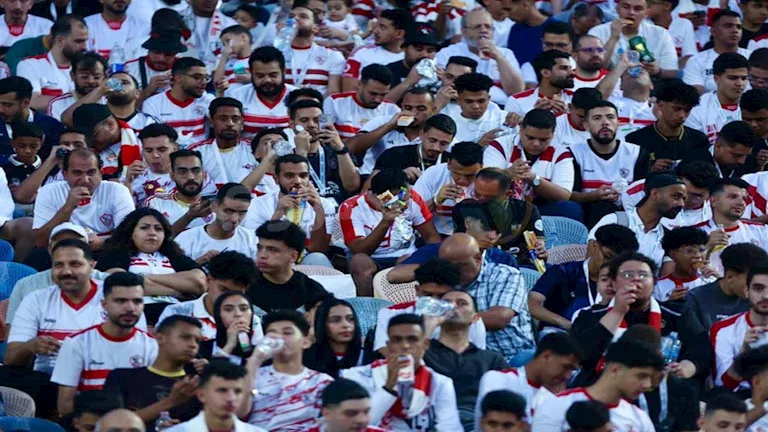 جمهور الزمالك يرفع لافتة “باقون حتى تفنى البحور” في مباراة المقاولون