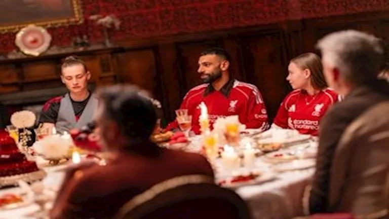 محمد صلاح يتألق بقميص ليفربول الجديد في 18 صورة مع رفقة فيرتز وفان دايك